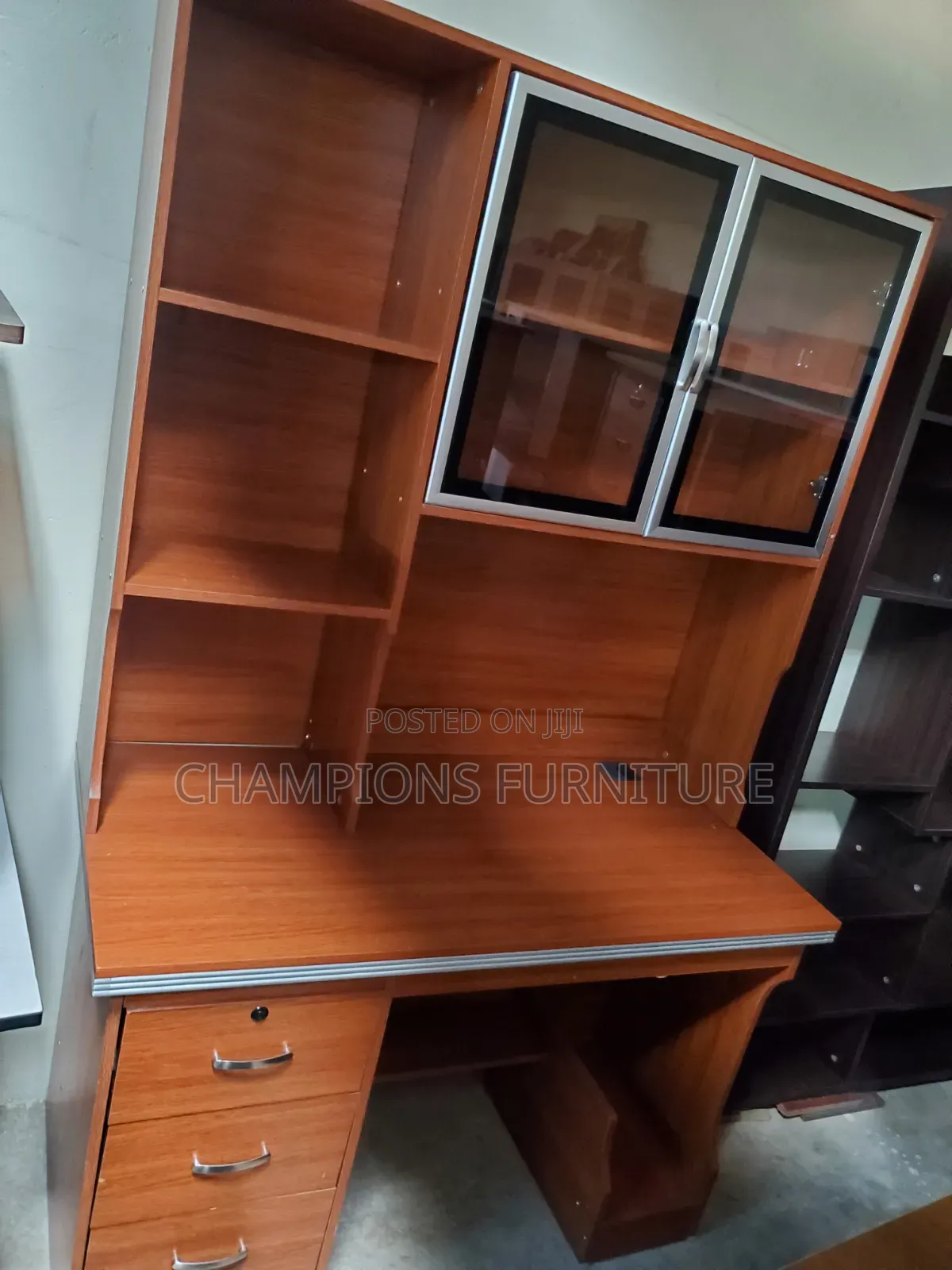 Study Desk With Overhead Hutch