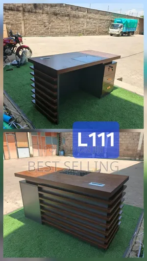 Executive Modern Office Table Suitable for Managerial Meetings