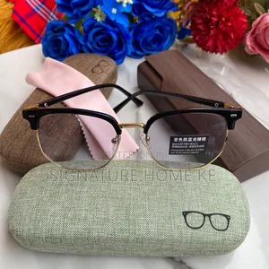 Photocromatic Sunglasses
(Sunnies+casing+wipe)