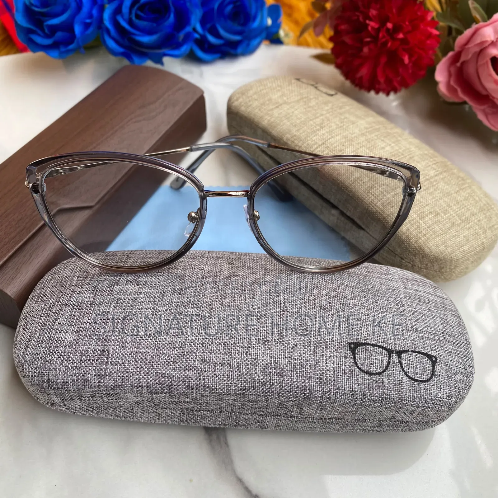 Photocromatic Sunglasses
(Sunnies+casing+wipe)