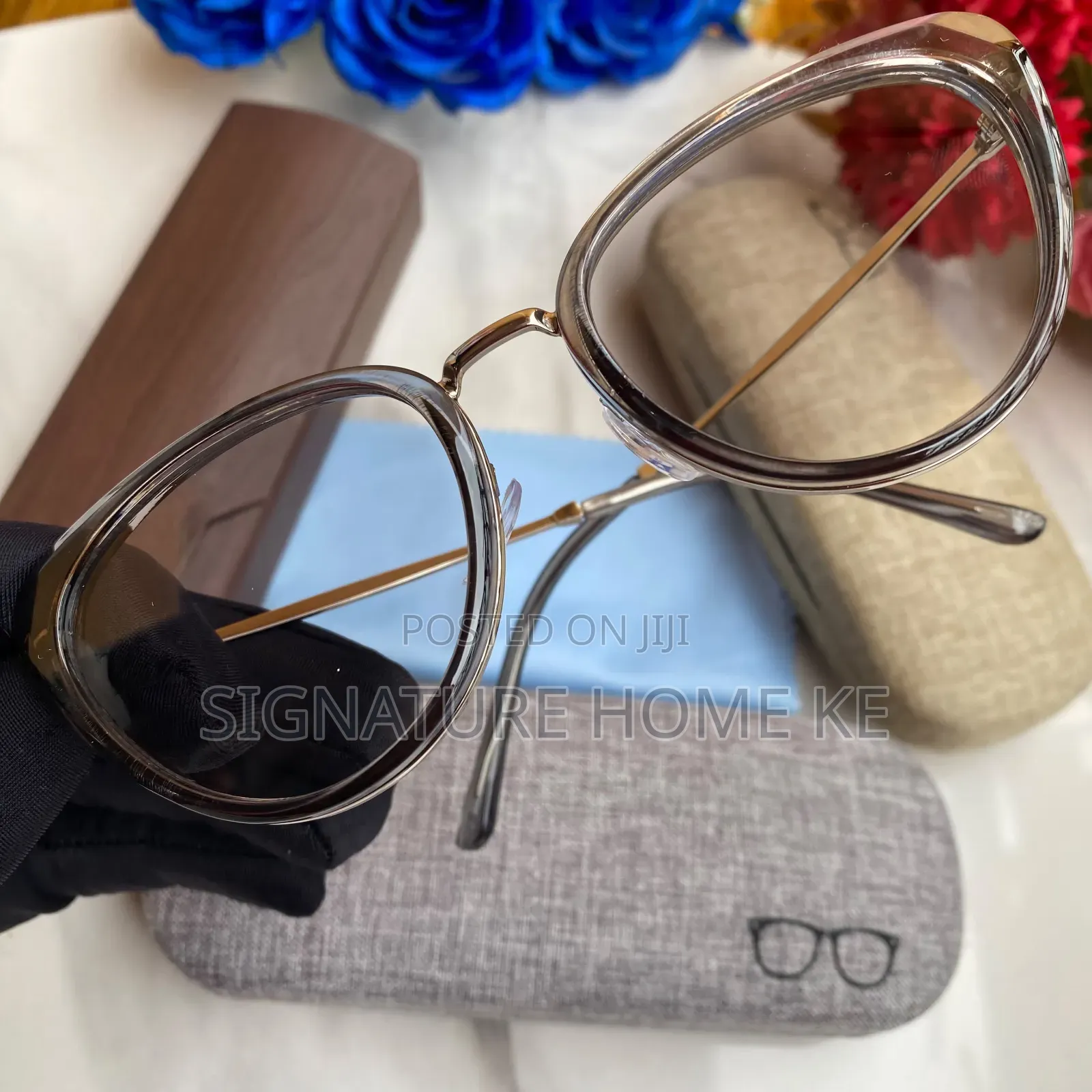 Photocromatic Sunglasses
(Sunnies+casing+wipe)