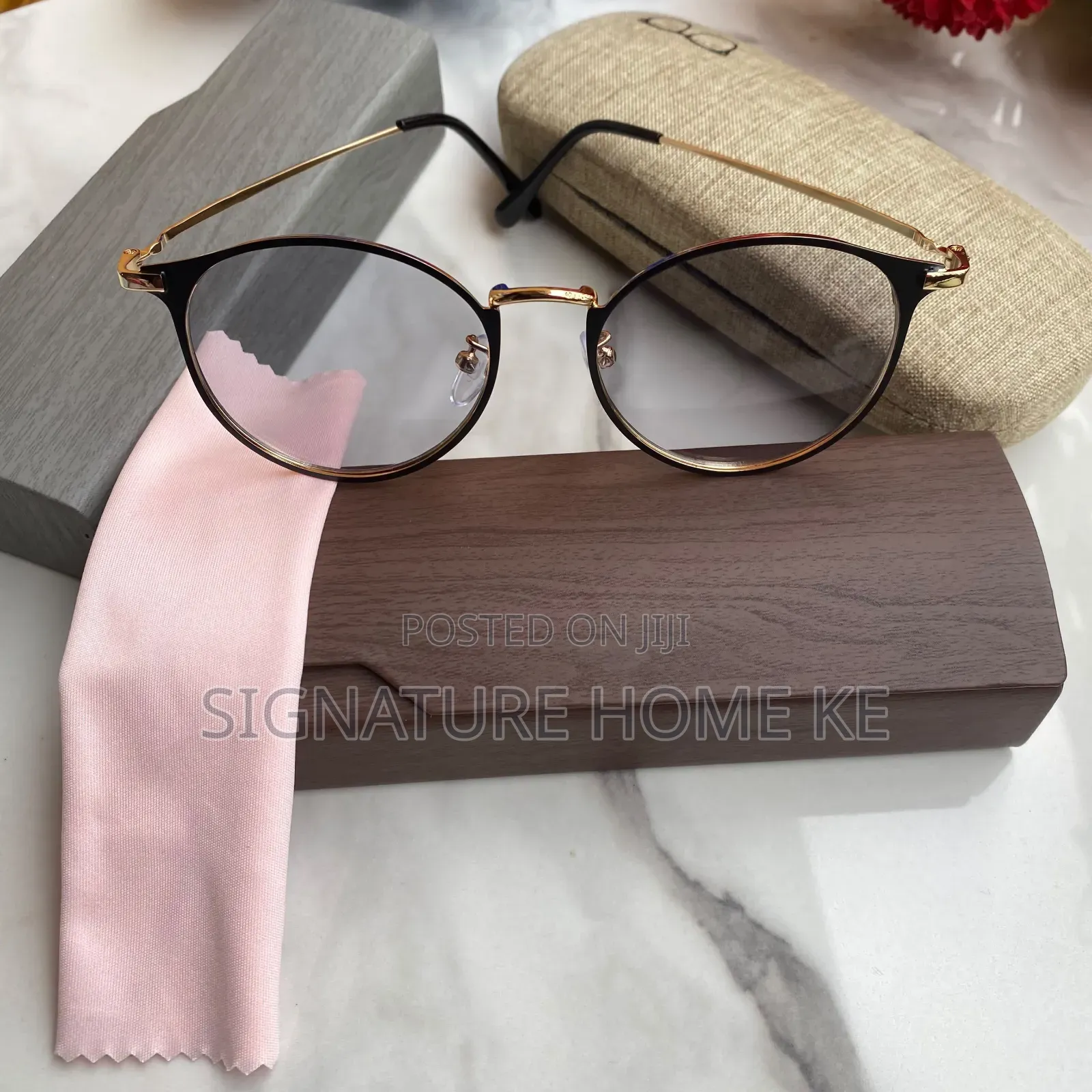 Photocromatic Sunglasses
(Sunnies+casing+wipe)