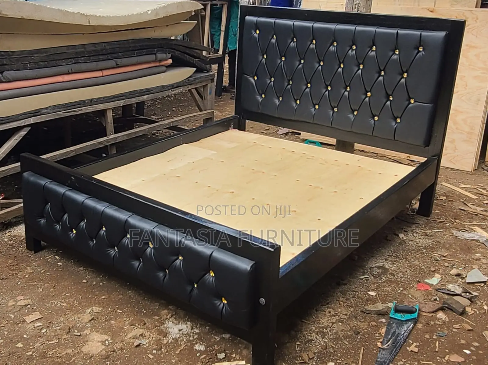 5x6 Black Chester Bed With Golden Buttons