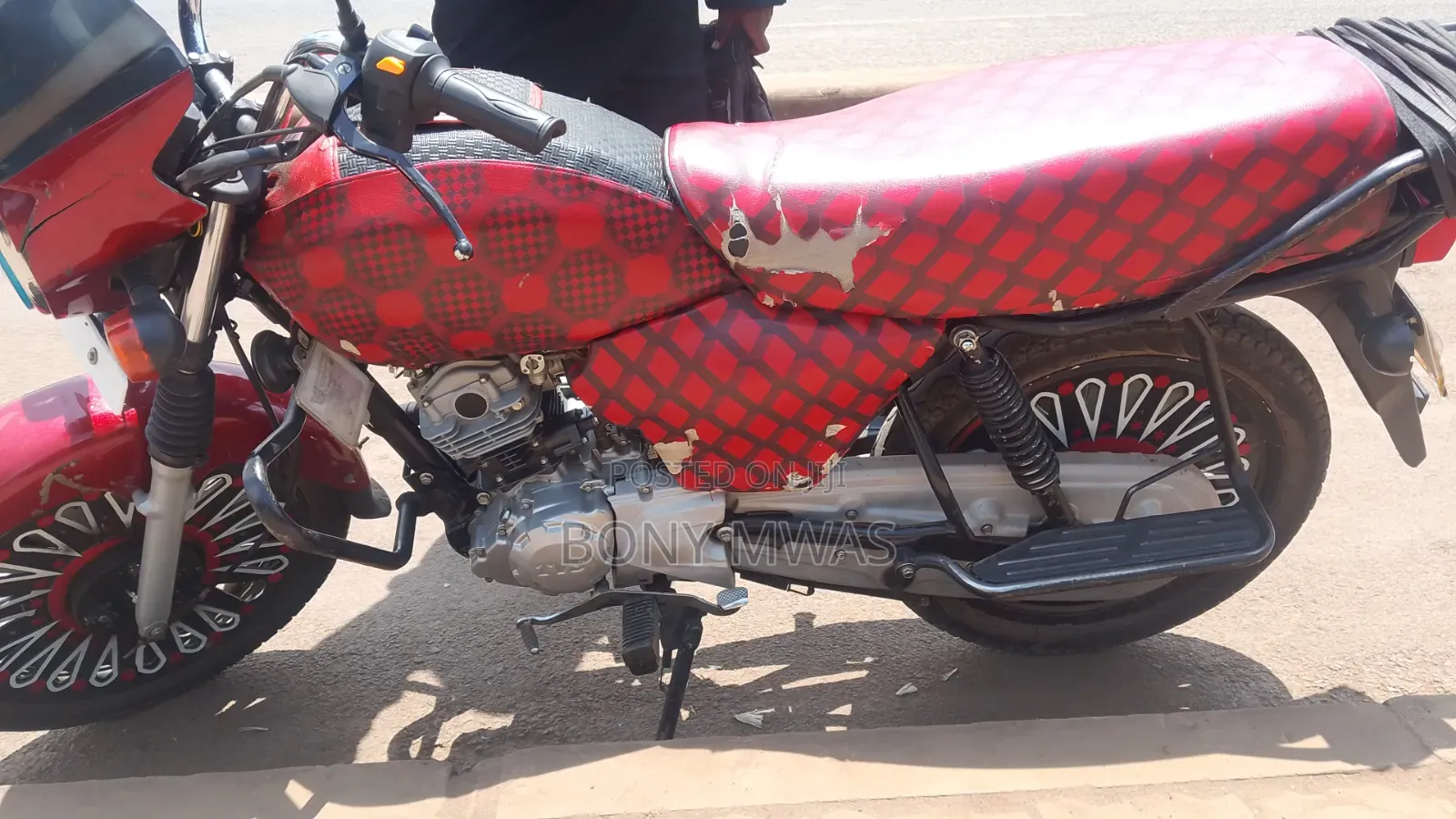 TVS HLX 125 2025 Red