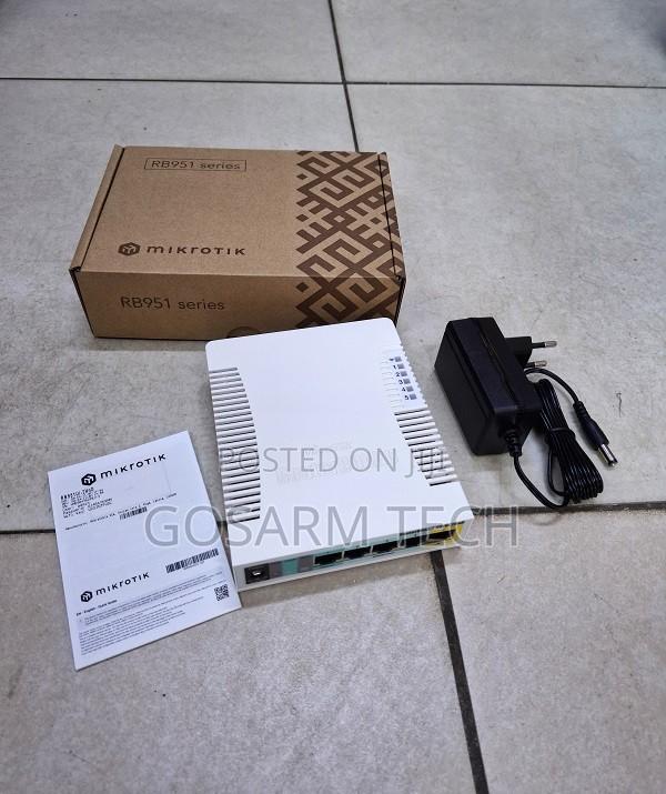 MikroTik RouterBoard RB951Ui-2HnD 5-Port Wireless Router