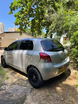 Toyota Vitz 2009 Silver