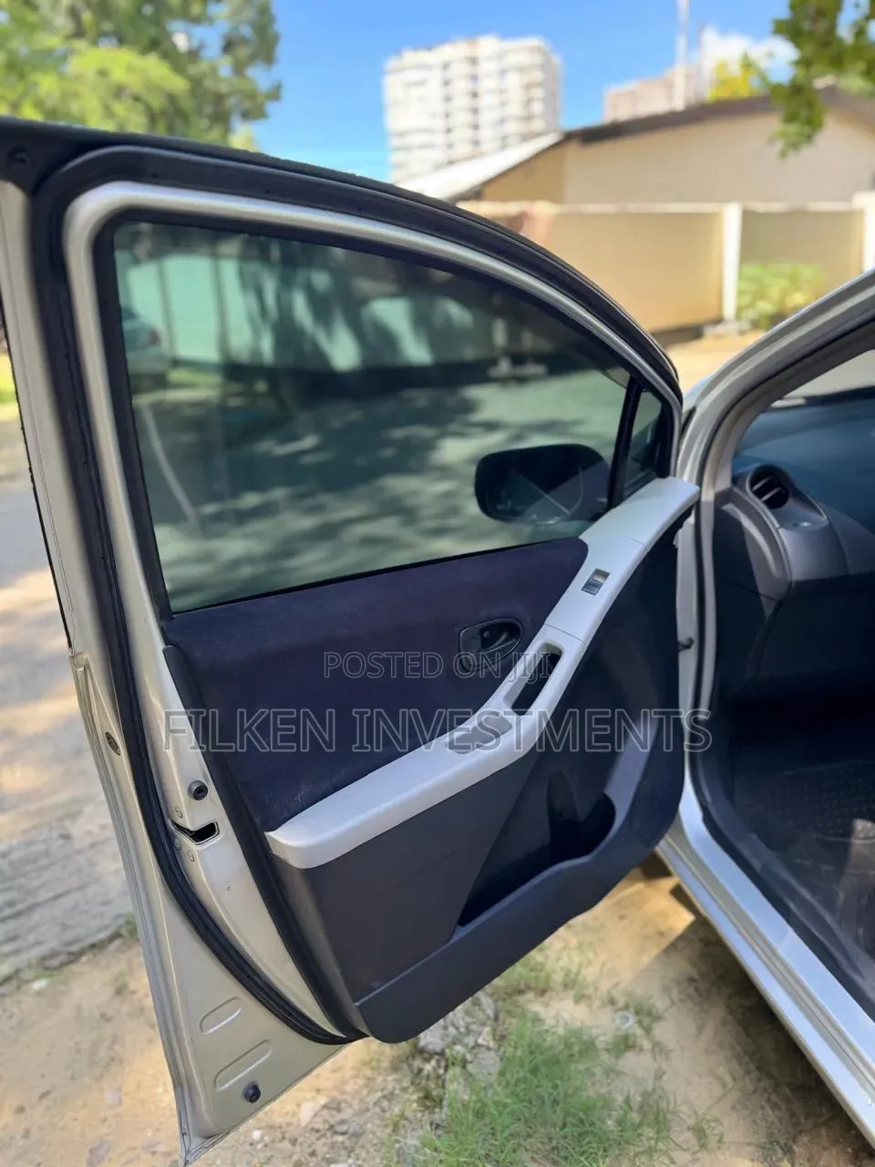 Toyota Vitz 2009 Silver