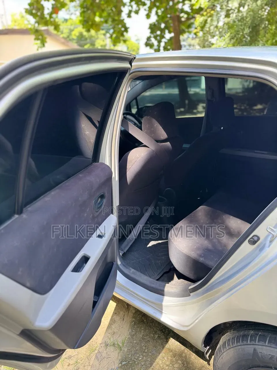 Toyota Vitz 2009 Silver