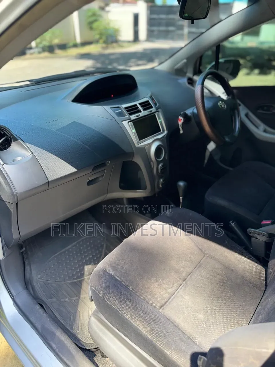 Toyota Vitz 2009 Silver
