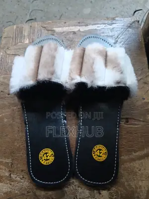 Women’s Leather Slides With Soft Faux Fur Straps