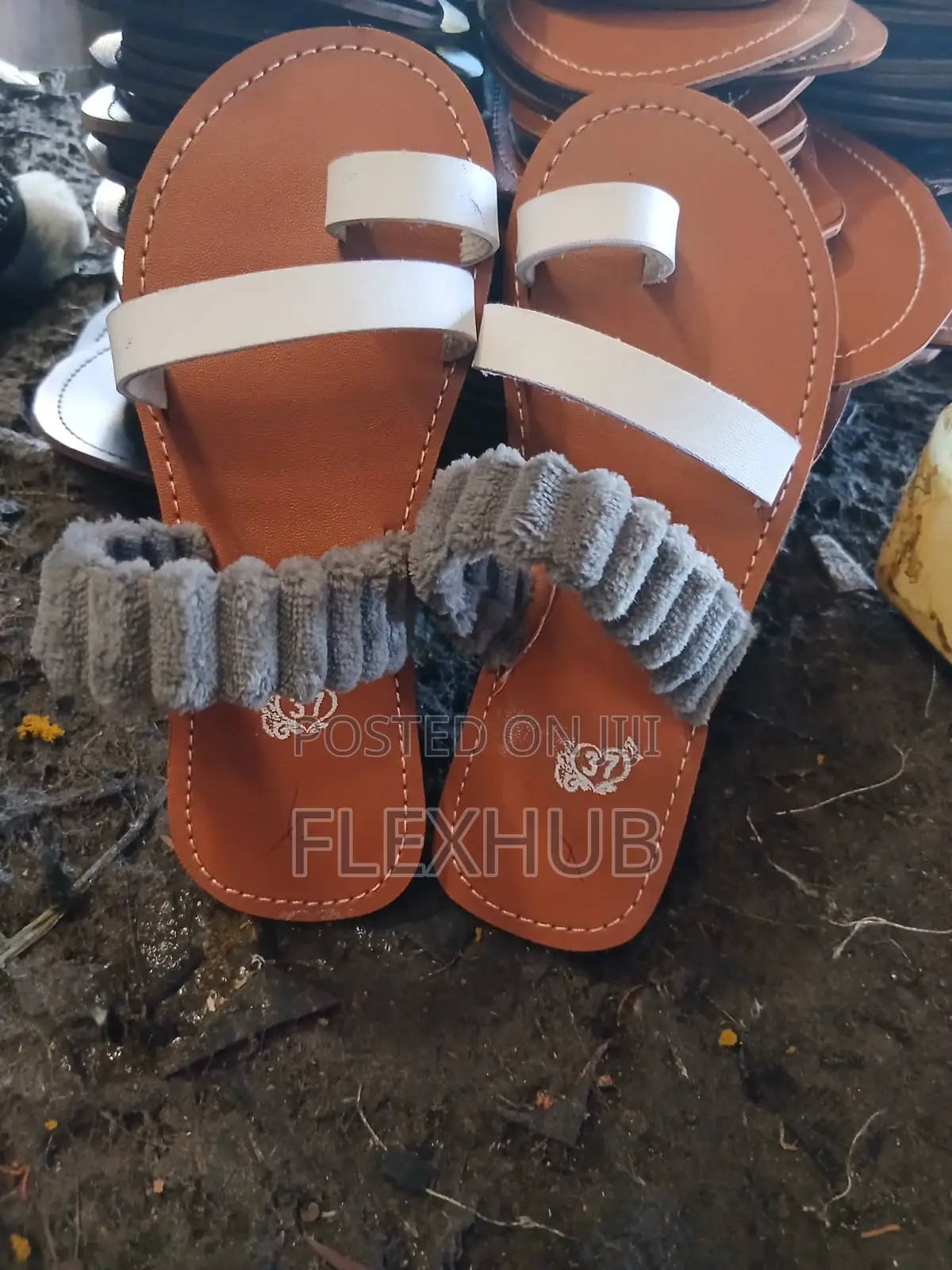 Ladies Fur Flat Sandals Stylish Soft Fuzzy Slip on Shoes
