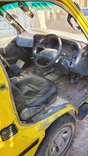 Toyota HiAce 1998 Yellow