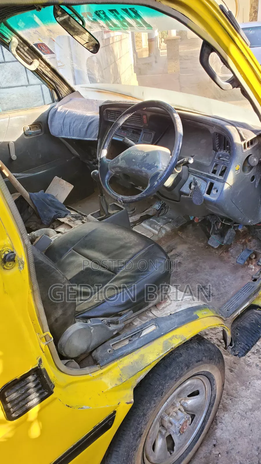 Toyota HiAce 1998 Yellow