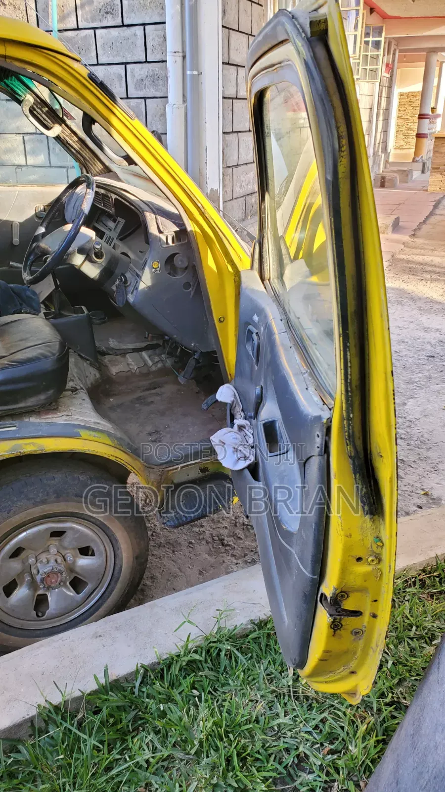 Toyota HiAce 1998 Yellow