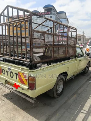 Toyota Hilux 1989 Yellow