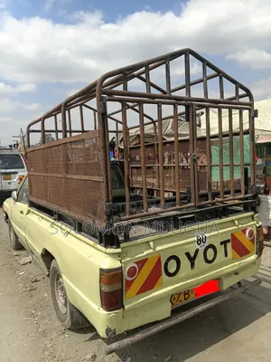 Toyota Hilux 1989 Yellow