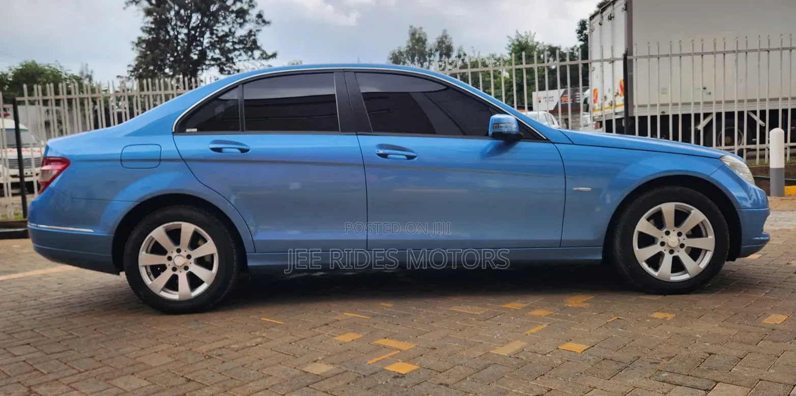 Mercedes-Benz C200 2010 Blue