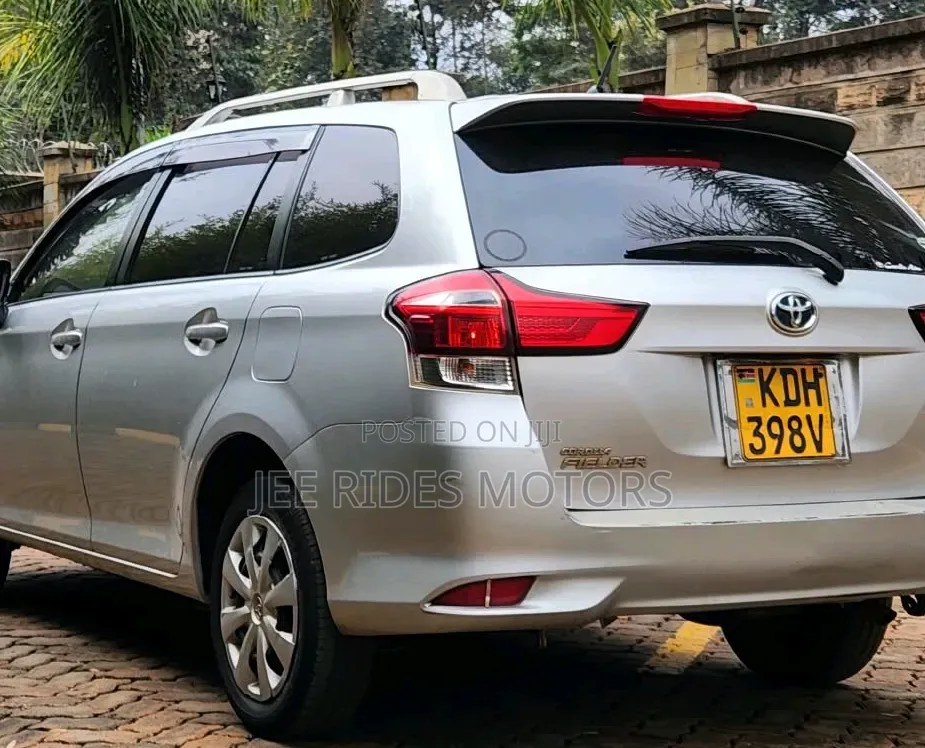 Toyota Corolla Fielder 2017 Silver