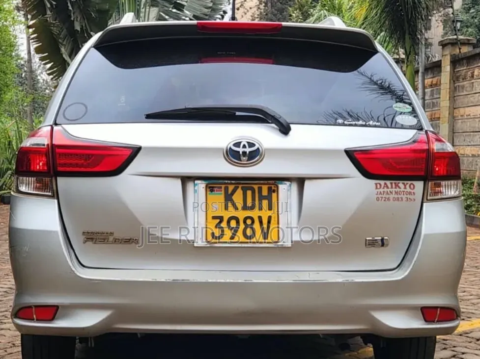 Toyota Corolla Fielder 2017 Silver