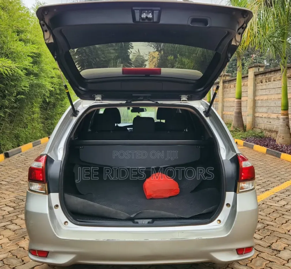 Toyota Corolla Fielder 2017 Silver