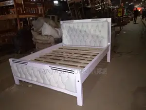 5x6 White Crystal-Tufted Mocket Bed