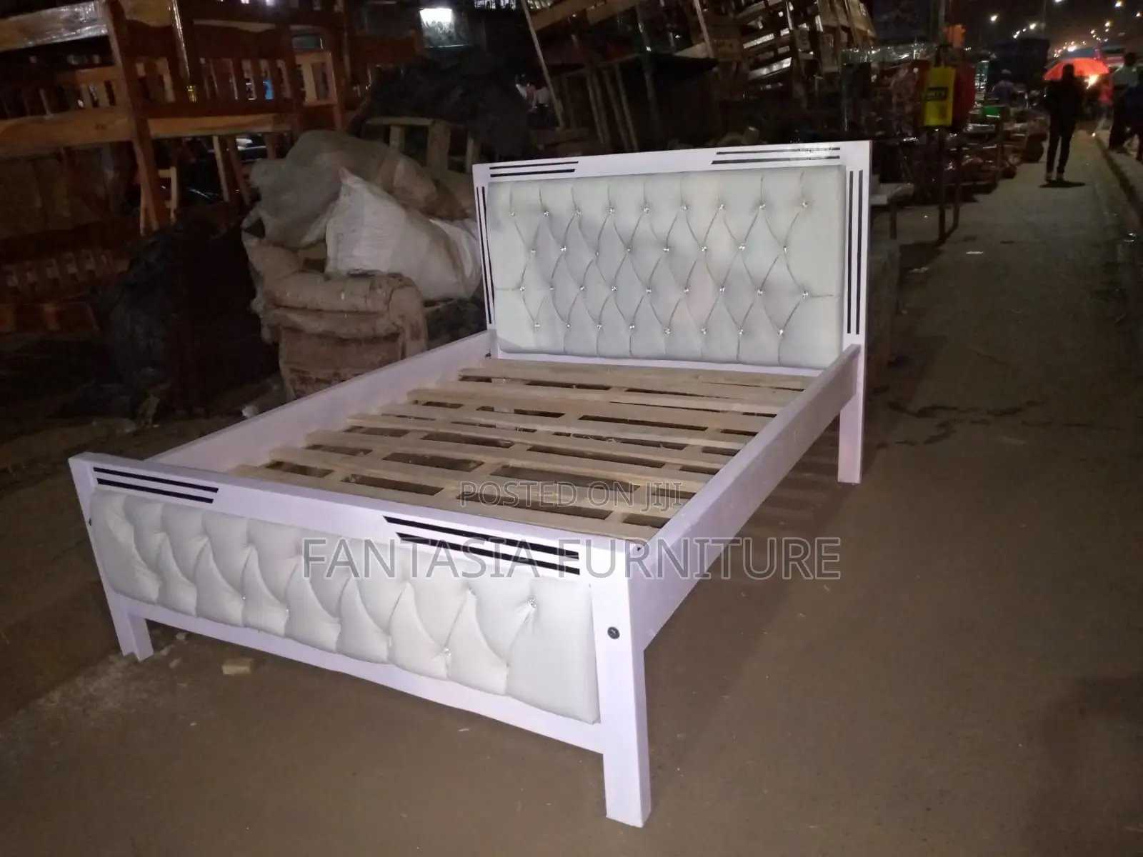 5x6 White Crystal-Tufted Mocket Bed