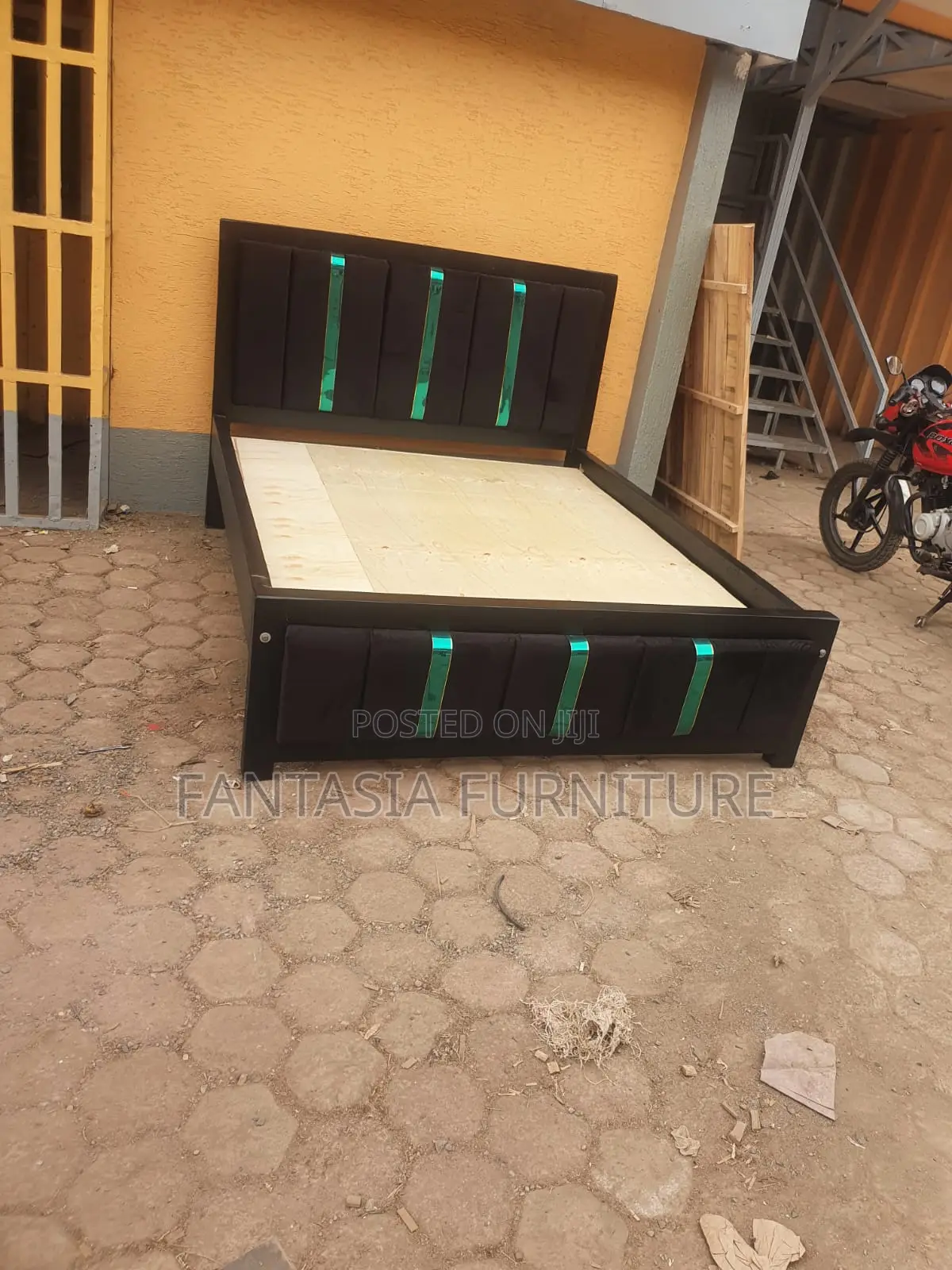 5x6 Black Ribbed Mocket Bed With Green Accents