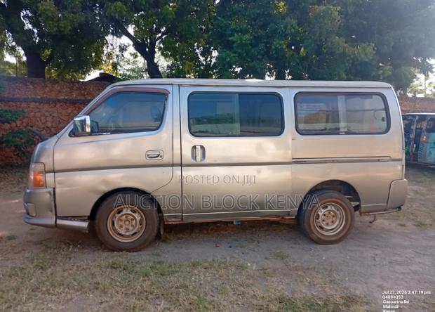 Nissan Caravan (Urvan) 2010 Grey - thumbnail 2