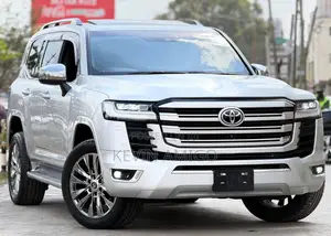 Toyota Land Cruiser LC300 2022 White