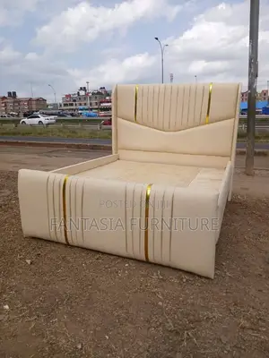 5x6 Trendy Royal Cream Chester Bed
