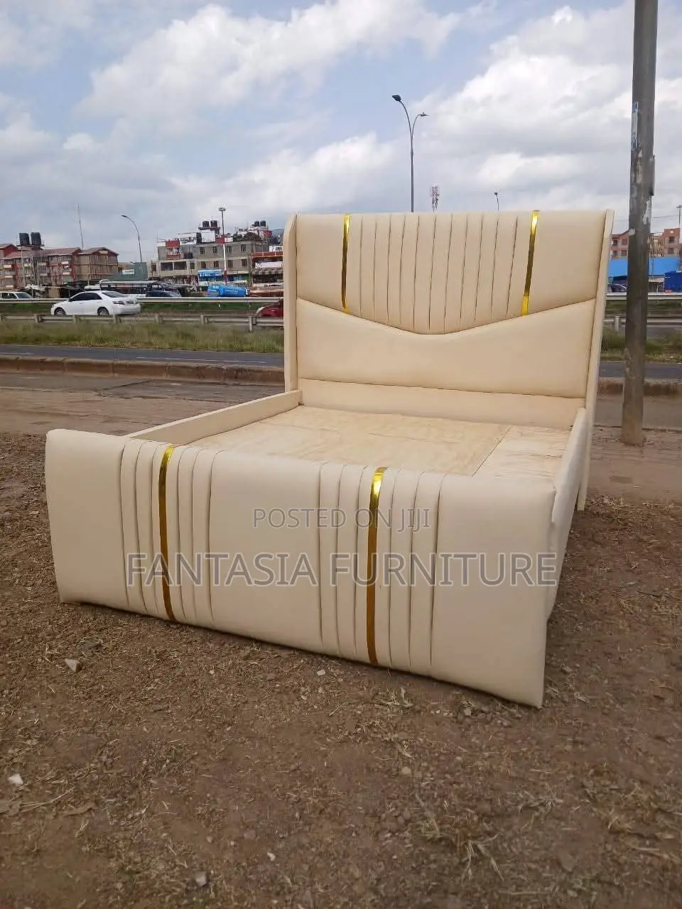 5x6 Trendy Royal Cream Chester Bed