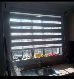 Make Tall Windows Look Spectacular With Horizontal Blinds