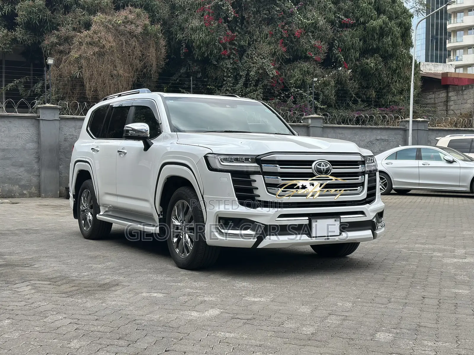 Toyota Land Cruiser LC300 2023 White