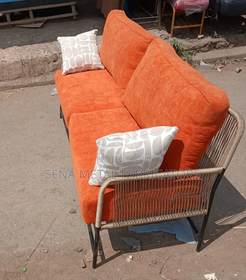 2-Seater Woven Metal Sofa With Cushion for Comfort and Relaxation.