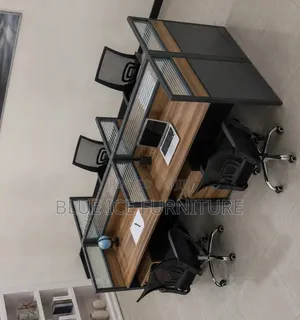Modern Cluster Workstation Desk With Partitions