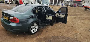BMW 320i 2006 Green