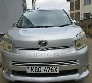 Toyota Voxy 2010 Silver