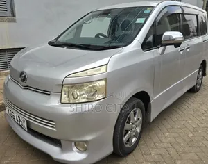 Toyota Voxy 2010 Silver