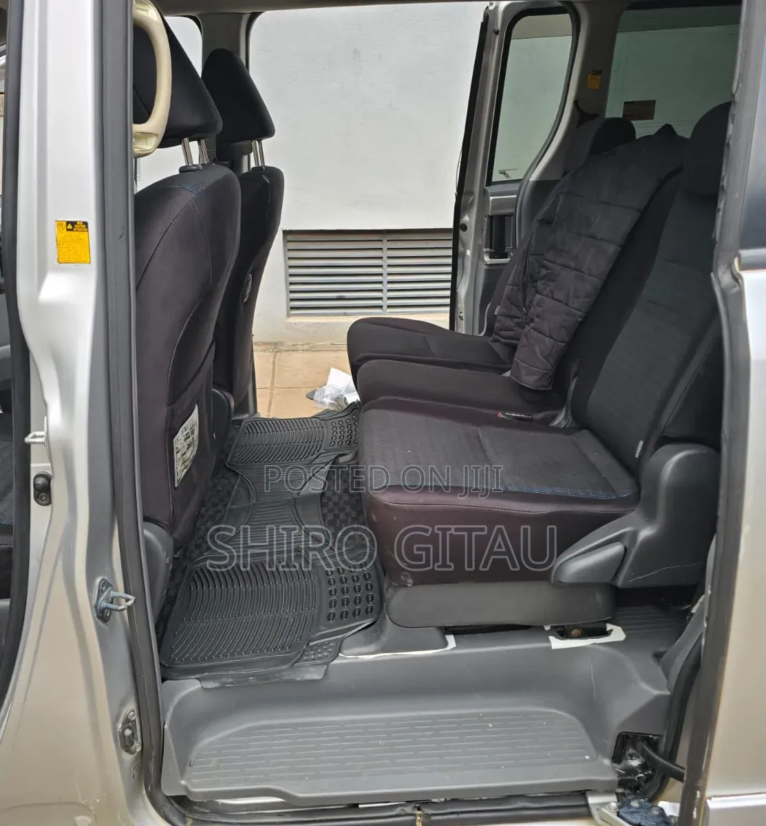 Toyota Voxy 2010 Silver
