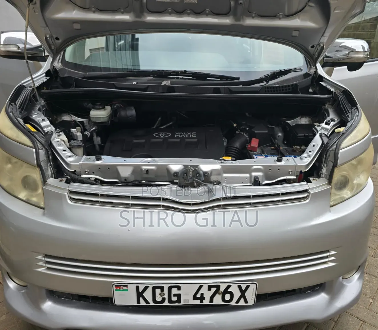 Toyota Voxy 2010 Silver