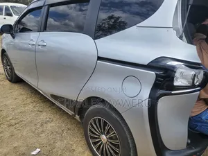 Toyota Sienta 2020 Silver