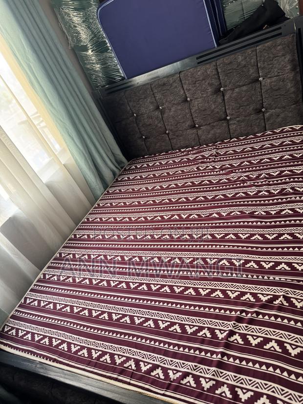 5×6 Upholstered Bed With Mattress – Excellent Condition