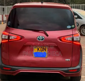Toyota Sienta 2017 Red