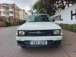 Toyota Hilux 2001 White