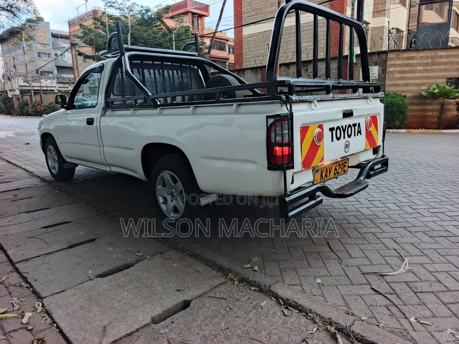 Toyota Hilux 2001 White