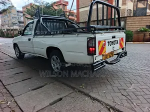 Toyota Hilux 2001 White