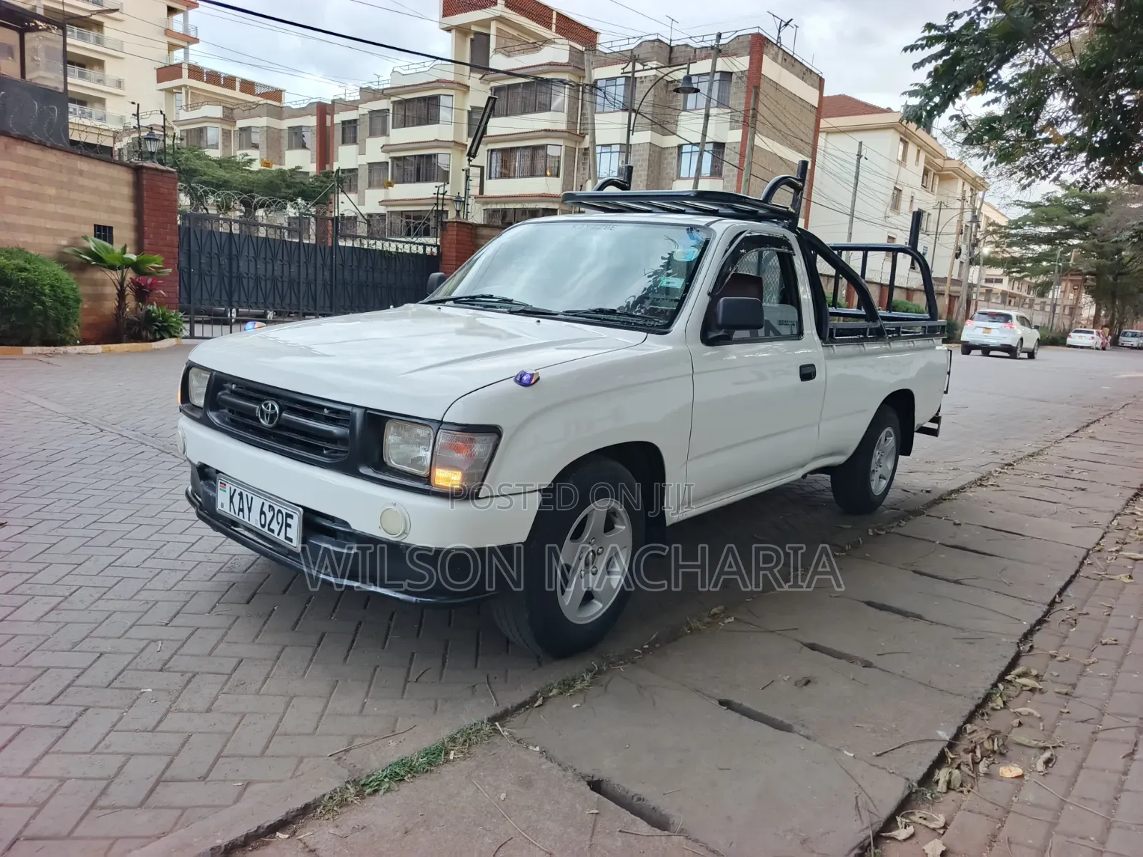 Toyota Hilux 2001 White