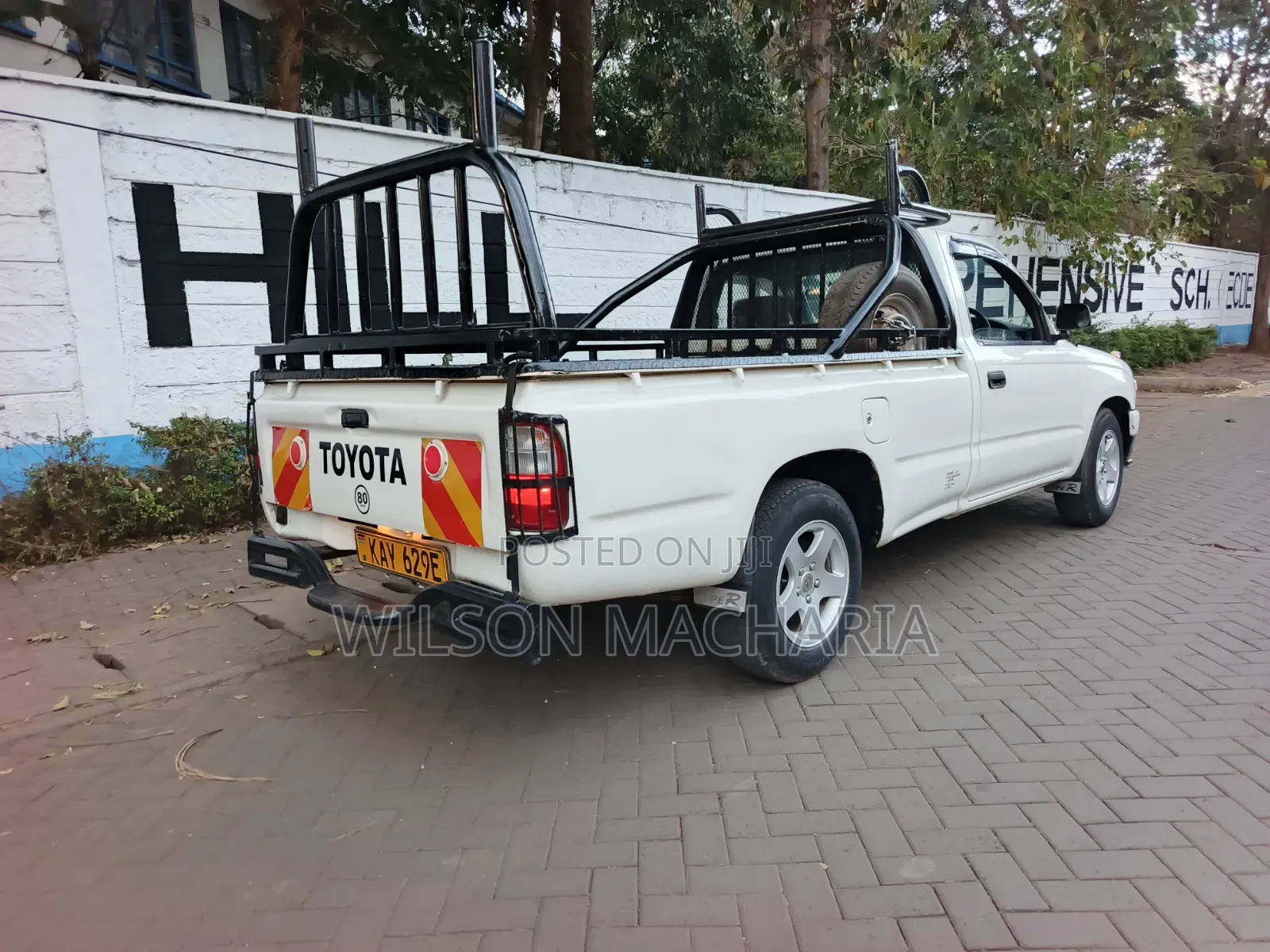 Toyota Hilux 2001 White