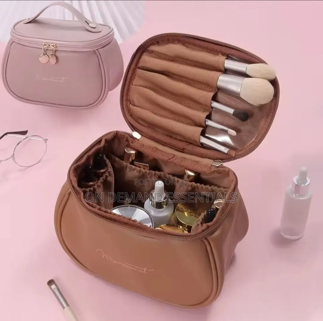 Portable Cosmetic Storage Bag.
Toiletry Bag
Cream Pink Brown