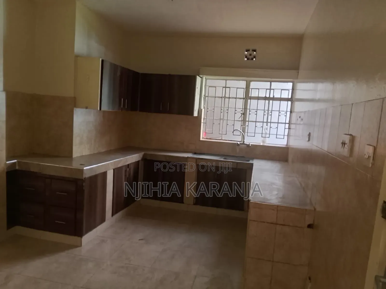 3bdrm Apartment in Lavington, Thompson, Valley Arcade for sale